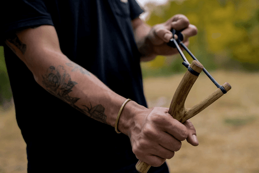 ​4. Loading and Pulling the Slingshot